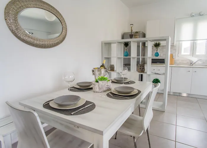 Azzurro Bianco شقة *